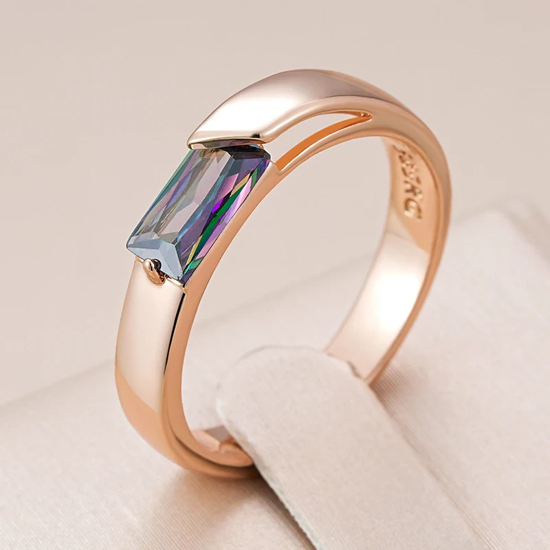 Fesselnder Ring mit strahlend bunten Kristallen