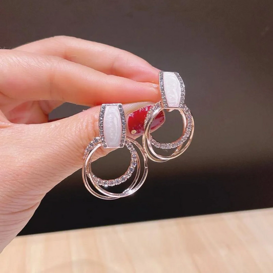 Strahlende Eleganz: Glänzende weiße Ohrringe