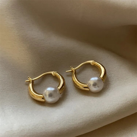 Exquisite goldene Perlenohrringe für einen Hauch von Eleganz