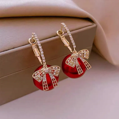 Elegante Krawatte mit funkelnden roten Perlenohrringen