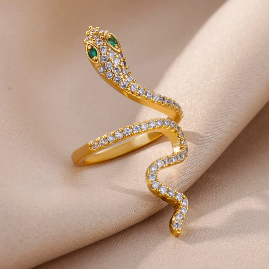 Funkelnder Ring mit grüner Zirkonia in Schlangenform