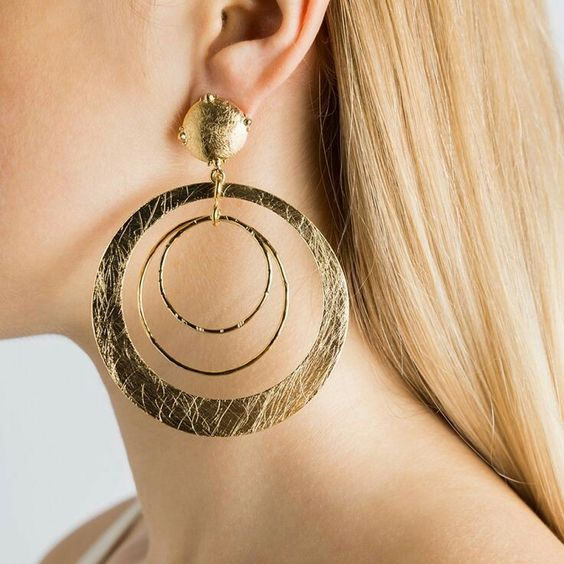 Wunderschöne Boho-Ohrringe mit goldenen Kreisen