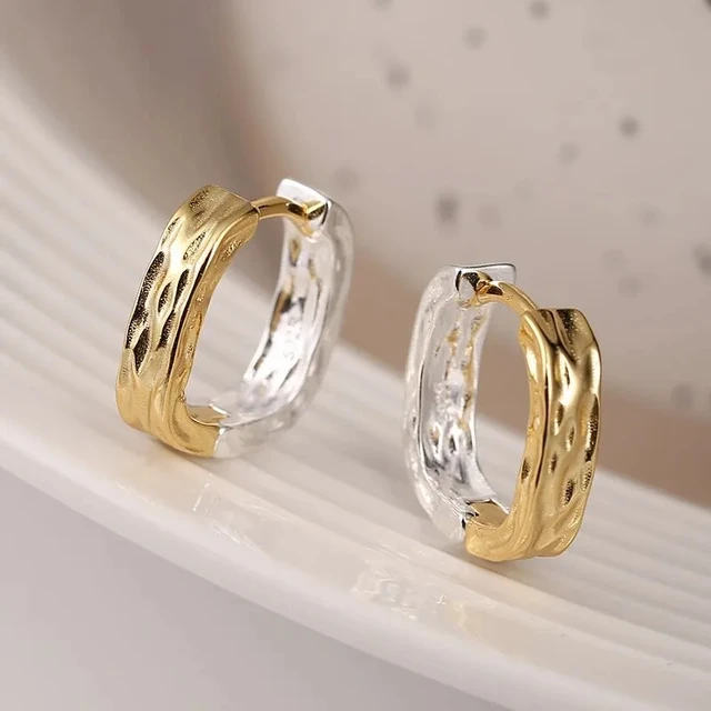 Schicke Gold- und Weißohrringe für einen Hauch von Eleganz