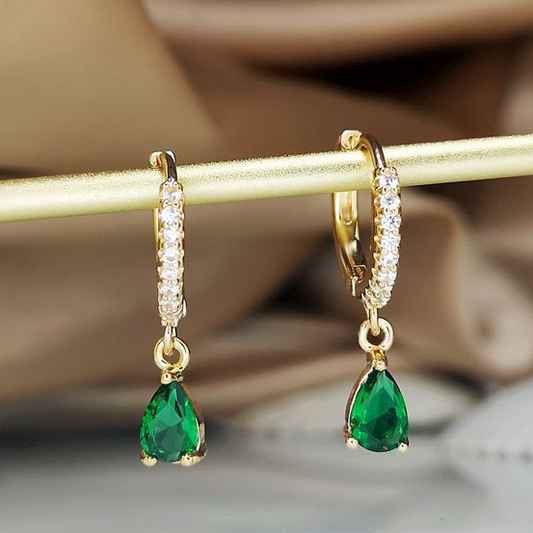 Elegante Goldohrringe mit schimmerndem, baumelndem Kristall