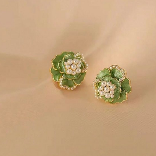 Elegante Blumenohrringe mit Emaille und Perlenverzierung