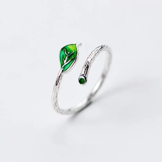 Eleganter Emaille-Ring mit grünem Blattdesign