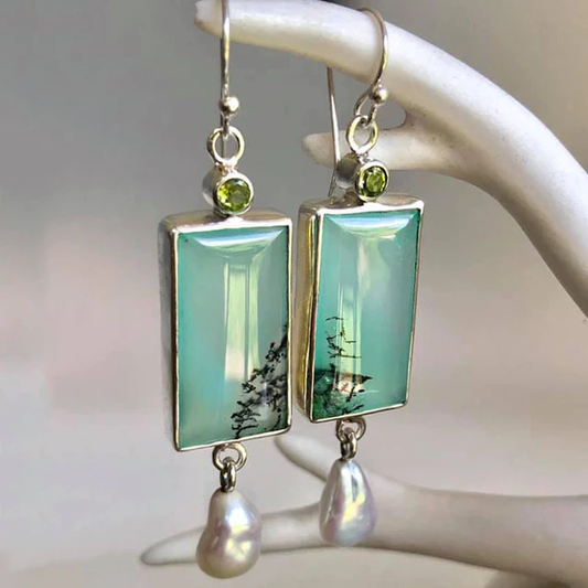 Elegante Perlenohrringe mit strahlender grüner Emaille
