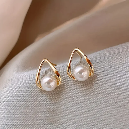 Elegante dreieckige Ohrhänger mit stilvollen Perlen