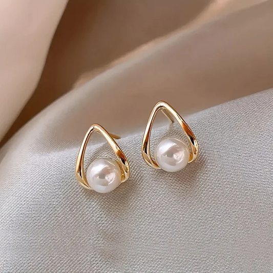 Elegante dreieckige Ohrhänger mit stilvollen Perlen