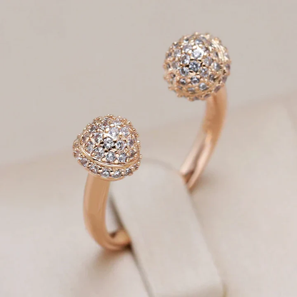 Stylischer Ring mit funkelnden, offenen Perlen