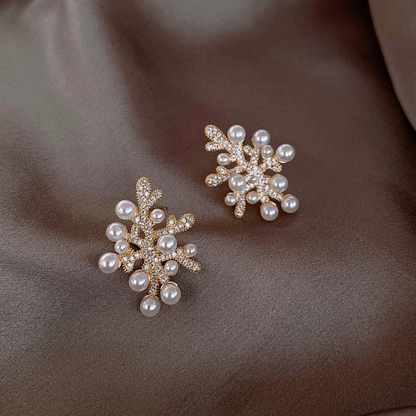 Stilvolle Ohrringe mit eleganten Korallenperlen