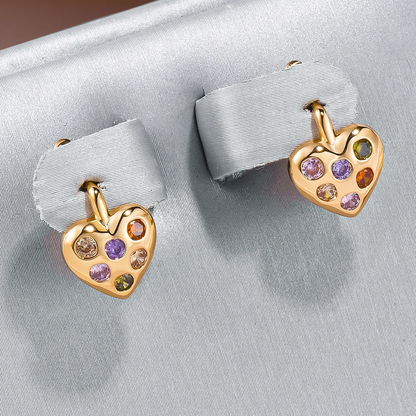 Funky Herzohrringe mit bunten Zirkonia-Steinen für einen eleganten Look
