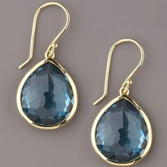 Elegante Goldohrringe mit funkelnden blauen Kristalltropfen