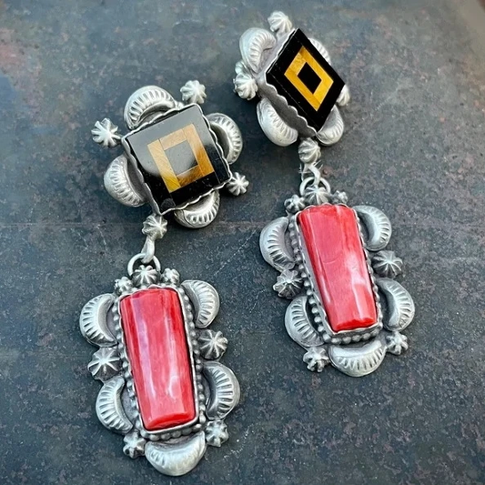 Elegante Vintage-Rechteckohrringe mit strahlendem roten Stein