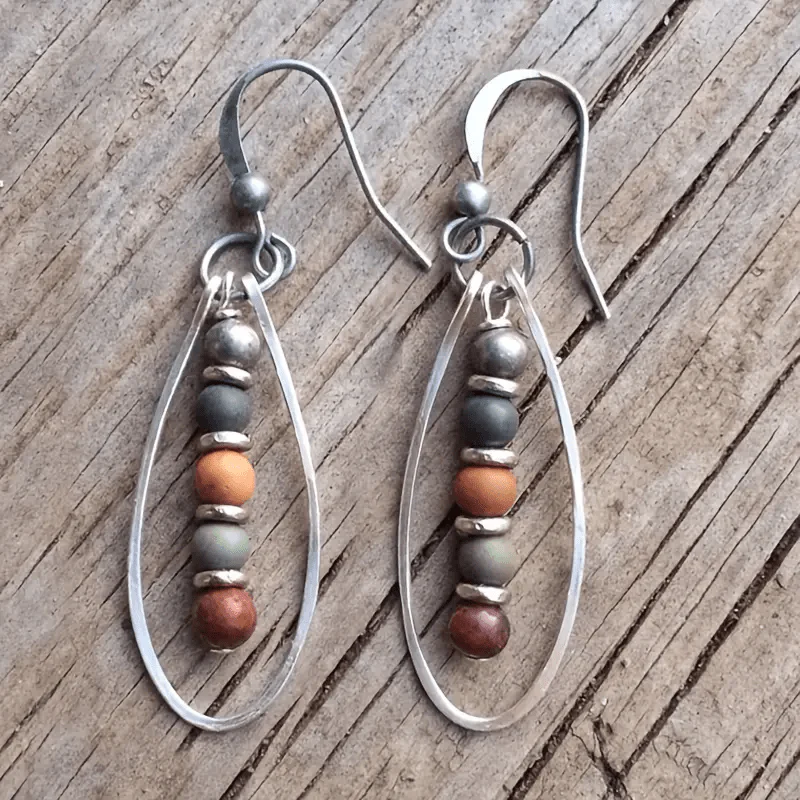 Charmante Vintage bemalte Steinst earrings