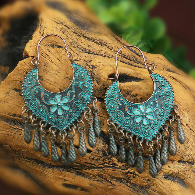 Verzaubern Sie Ihren Look mit unseren wunderschönen blauen Boho-Mandala-Ohrringen!