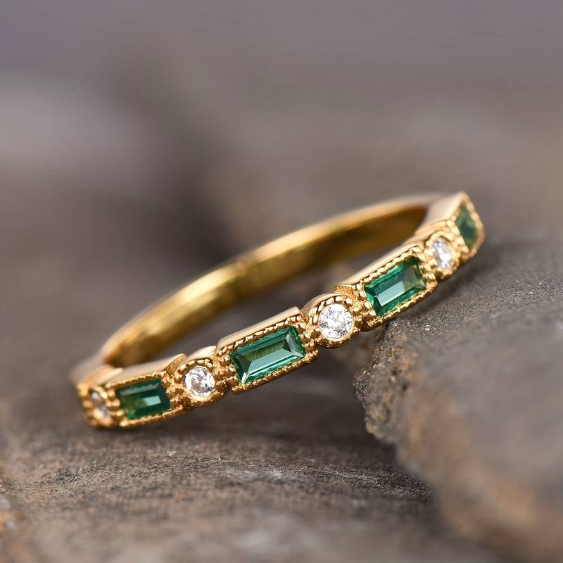 Eleganter Vintage-Goldring mit grünen Zirkonia-Akzenten
