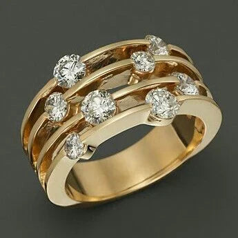 Eleganter goldfarbener geschichteter Ring mit funkelnden Zirkonia-Steinen