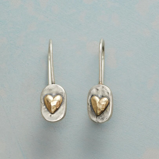 Vintage-silberne Ohrringe mit goldenem Herzdesign