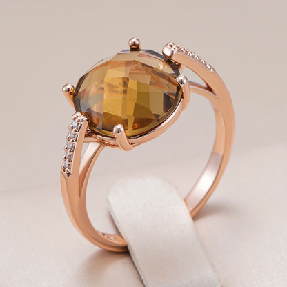 Stilvoller Ring mit edlem, braunem Kristall in goldfarbener Fassung