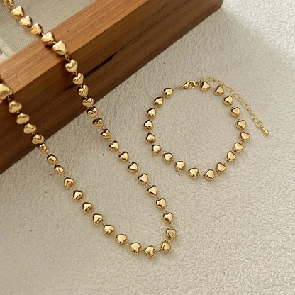 Wunderschönes Set aus goldenen Herzen