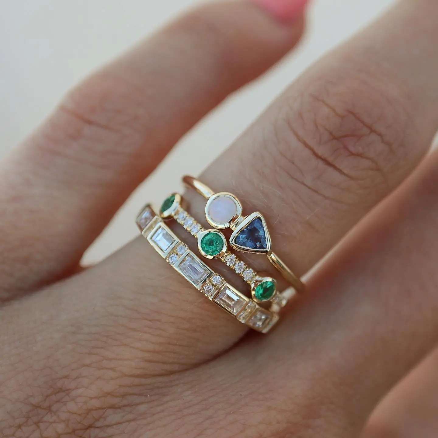 Eleganter Vintage-Ring mit weißem Opal und funkelnden Zirkonia-Kristallen