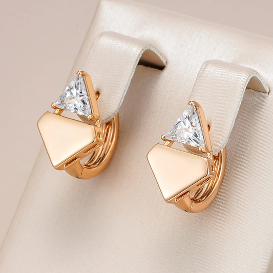 Elegante goldene Ohrringe mit funkelndem Spitzen-Design