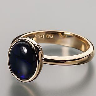Eleganter Ring aus edlem, dunklem Glas