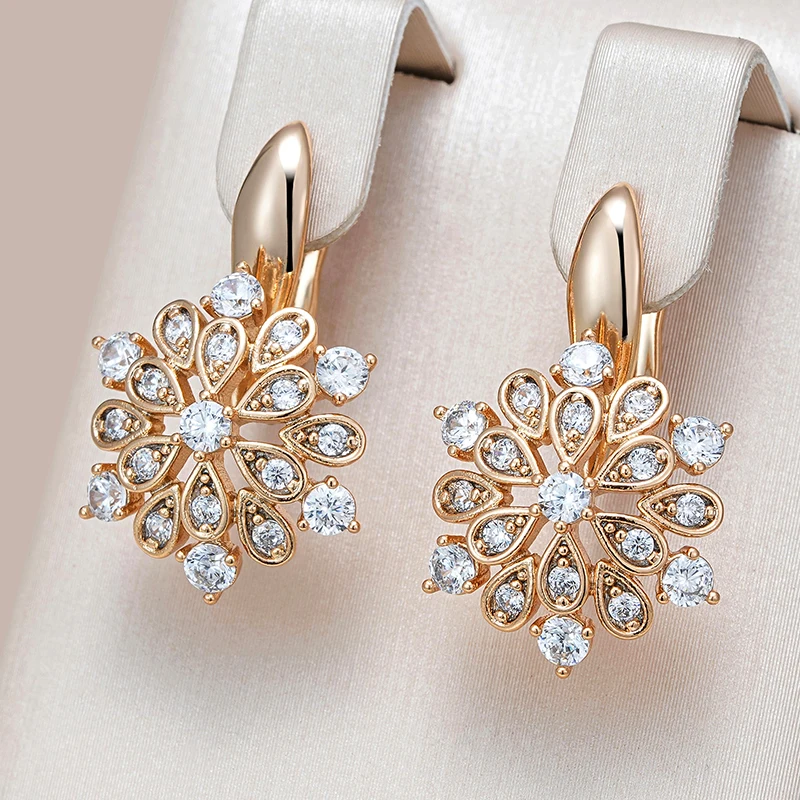 Strahlend elegante goldene Ohrringe für einen glamourösen Look