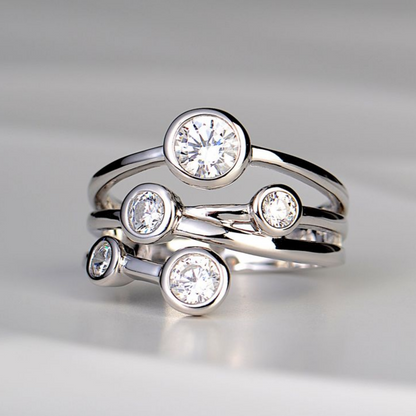 Eleganter Vintage-Ring mit versilberten Schichten und funkelnden Zirkonia-Steinen