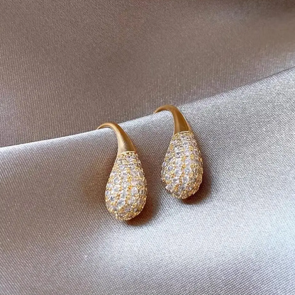Fascinating, shimmering teardrop earrings for an elegant appearance