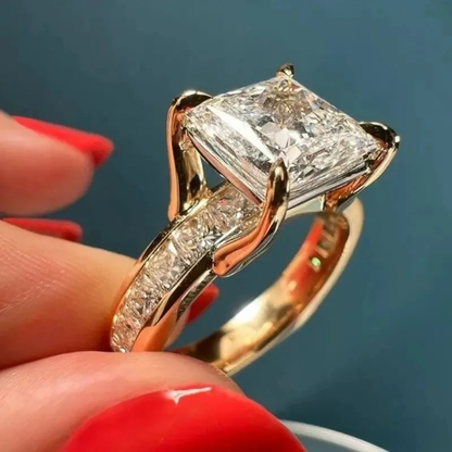 Schlichter Vintage-Ring mit funkelndem Kristall