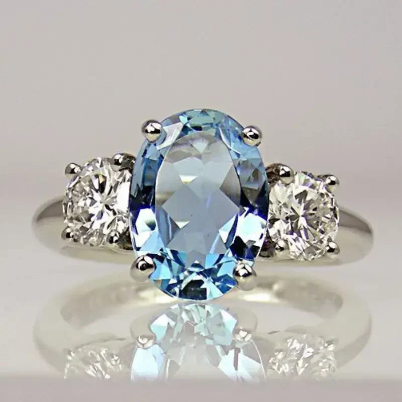 Eleganter Sterlingsilberring mit funkelndem blauen Brillantkristall