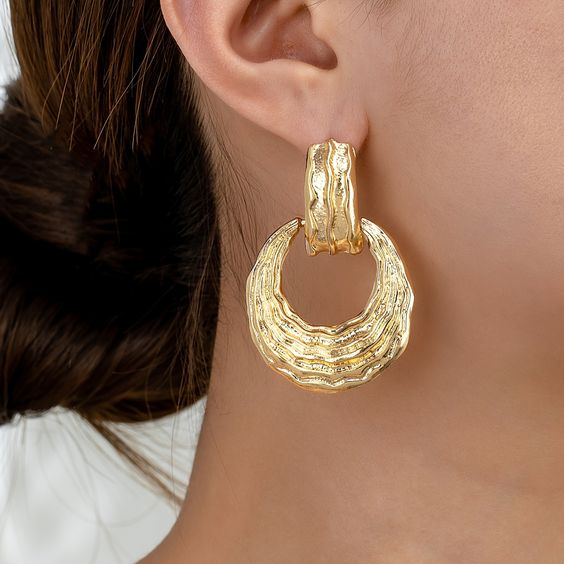 Elegante Vintage-Goldohrringe mit hohlem Design