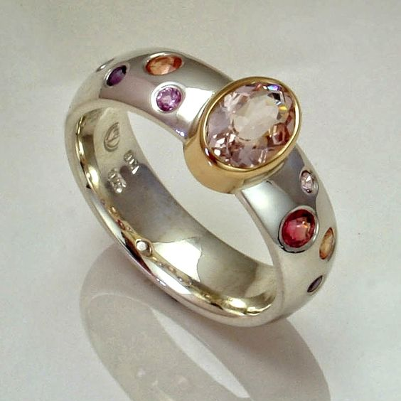 Faszination Vintage: Ring mit lebhaften, bunten Kristallen
