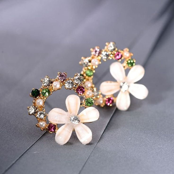 Charmante florale Ohrringe für einen eleganten Look