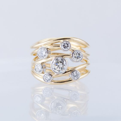 Eleganter goldener Mehrschichtenring mit funkelnden Vintage-Kristallen