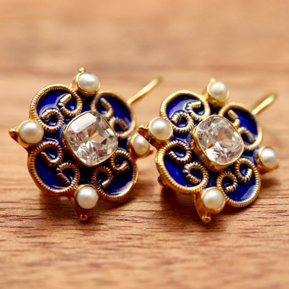 Elegante blaue Ohrringe mit zeitlosen Vintage-Perlen