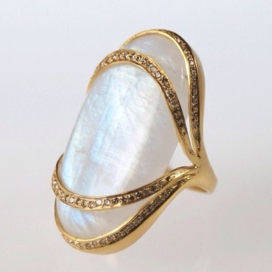 Eleganter Vintage-Ring mit strahlendem weißen Stein in edlem Gold