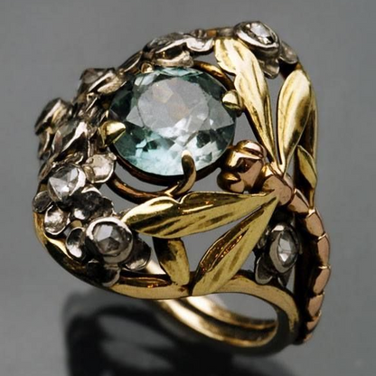 Eleganter Vintage-Goldring mit atemberaubendem blauen Kristall und floralem Design