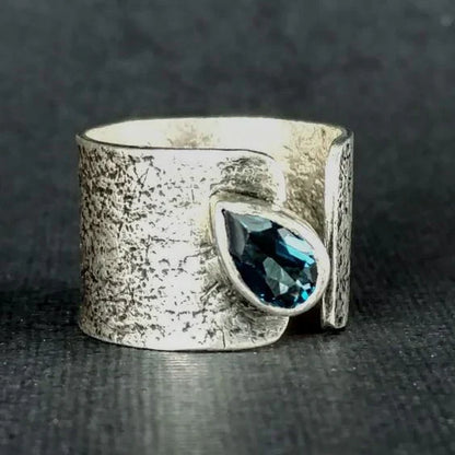 Eleganter Vintage-Ring mit Silber und Kristall-Tropfen