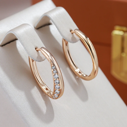 Elegante goldene Ohrringe mit funkelnden Zirkonia-Steinen