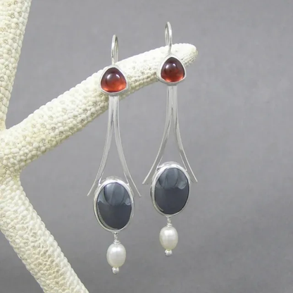 Elegante Vintage-Ohrringe mit leuchtendem roten Kristall